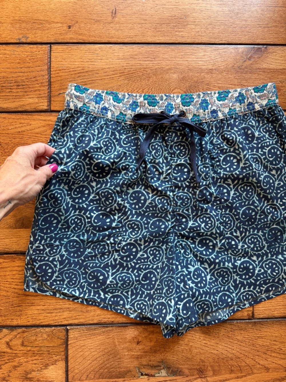 NWT Sundance Kai Two Tone Batik Floral Casual Shorts in Blue Sz Small Boho - Picture 2 of 14